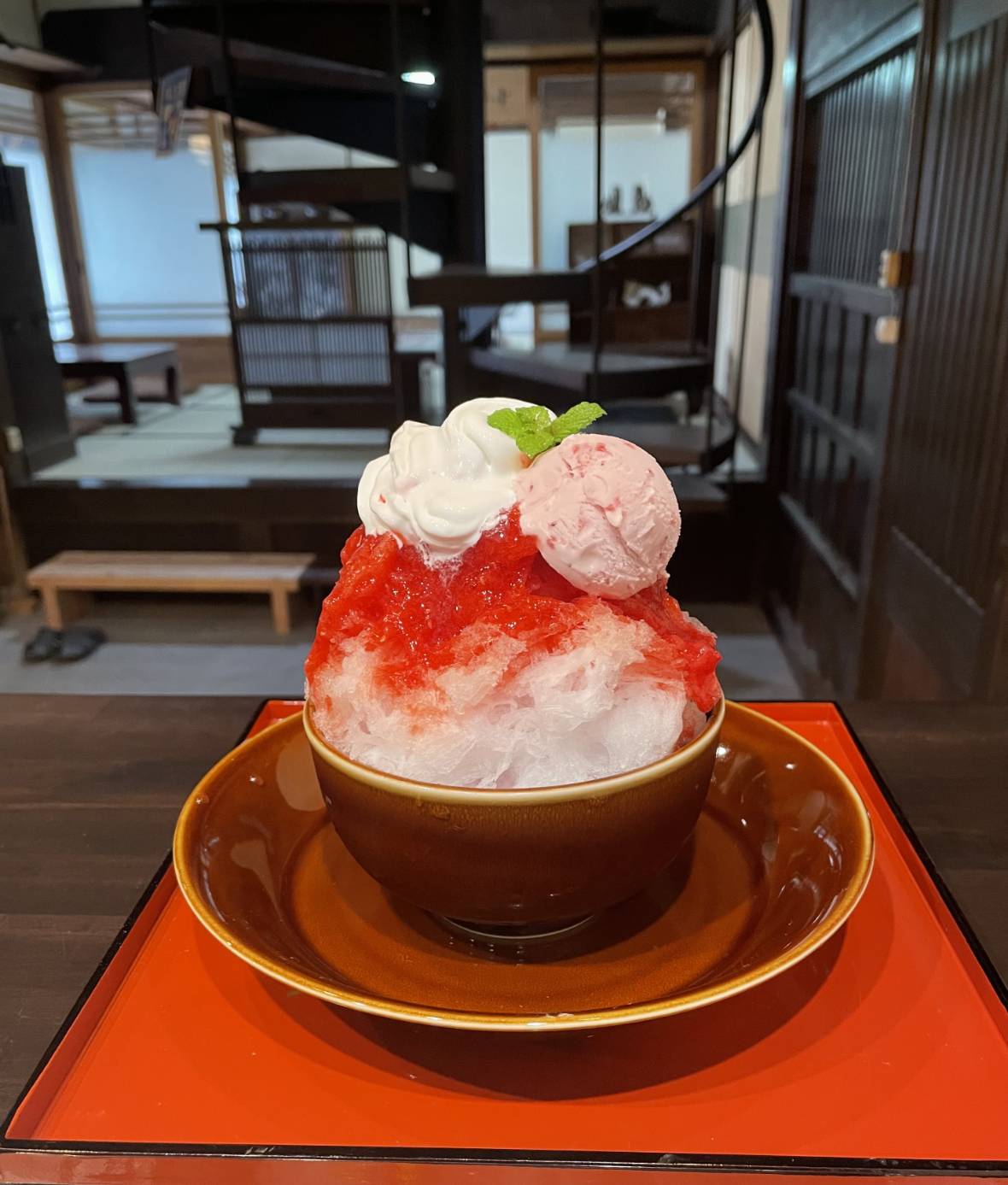 バニラホイップと苺アイスのせ苺かき氷